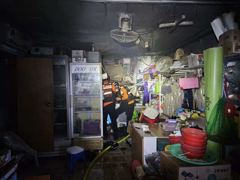 7일 오전 5시 23분께 부산 동구 수정동의 한 시장의 가게에서 불이 났다. 부산소방재난본부 제공
