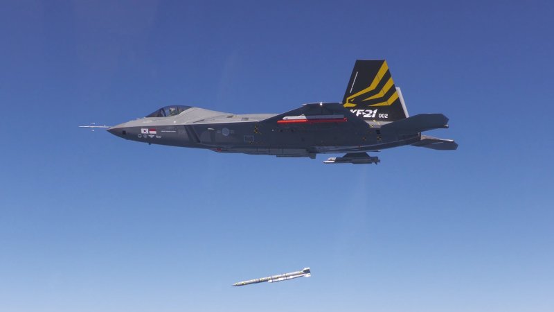 방위사업청은 국산 초음속 전투기 KF-21 &#39;보라매&#39;가 2023년 3월 28일 경남 사천에 있는 공군 3훈련비행단에서 이륙해 공대공 무장분리 시험, 공중 기총발사 시험을 성공적으로 수행했다고 밝혔다. 사진&#x3D;방위사업청 제공