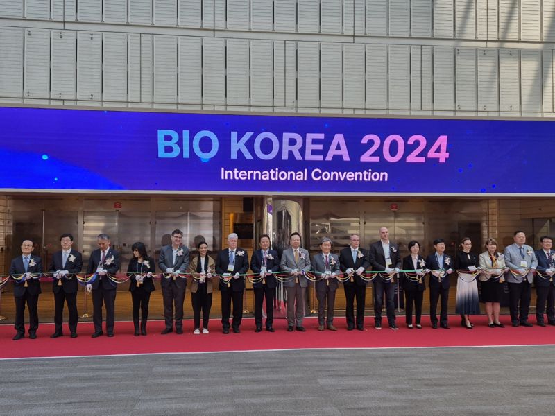 조규홍 보건복지부 장관(왼쪽 아홉번째)이 8일 서울 강남구 코엑스에서 개최된 바이오코리아 2024 개막식 행사에서 참석자들과 커팅식을 진행하고 있다. 사진&#x3D;강중모 기자