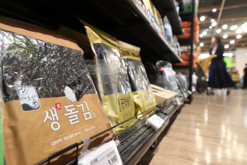 서울 시내의 한 대형마트에 김 제품이 진열돼 있다. &lt;뉴스1&gt;