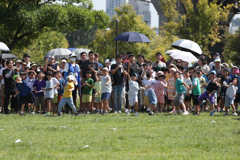 &#39;2023 한강 종이비행기 축제&#39;에 참가한 어린이들이 종이 비행기를 날리고 있다. 자료사진&#x3D;뉴스1