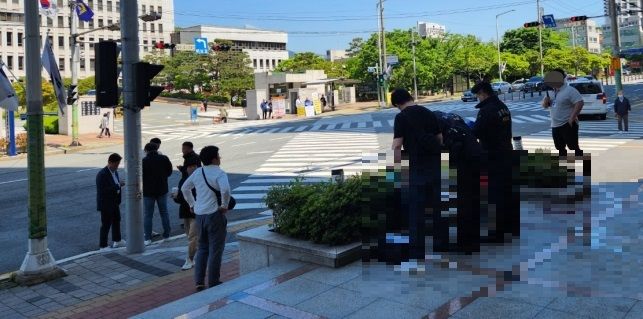 법원 앞 보행로서 생방송 중 발생. 출처&#x3D;독자제공 연합뉴스