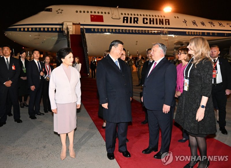 시진핑 중국 국가주석이 8일(현지시간) 저녁 헝가리 부다베스트 국제공항에 도착해 오르반 빅토르 헝가리 총리의 안내를 받고 있다. 시 주석은 이날 유럽 순방의 마지막 국가인 헝가리에 도착했다. 신화통신 연합뉴스