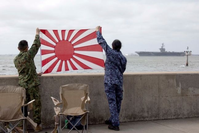 일본 전범기를 들고 있는 군인들의 모습이 담긴 사진. 사진&#x3D;미국 해군 SNS 캡처