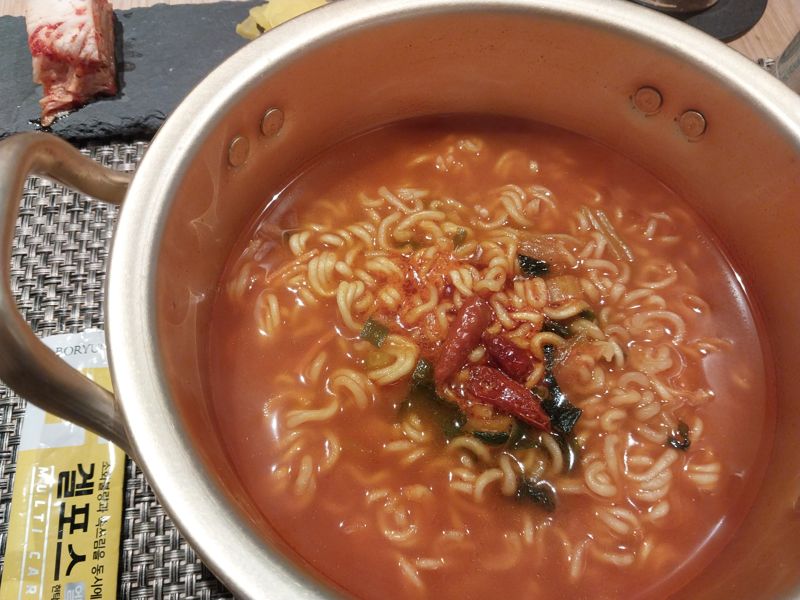 <span id='_stock_code_136480' data-stockcode='136480'>하림</span> 더미식이 출시한 장인라면 맵싸한 맛. 사진 이환주 기자. 