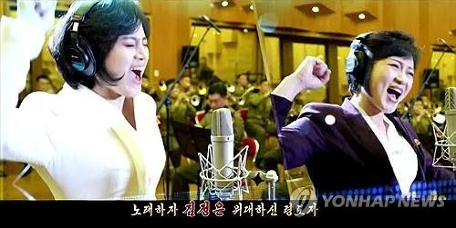 북한 조선중앙TV가 김정은 국무위원장을 찬양하는 뮤직비디오 형태의 새 선전가요 &#39;친근한 어버이&#39;를 17일 공개했다. 사진은 조선중앙TV 화면 캡쳐. 연합뉴스