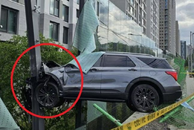 11일 오전 7시 30분쯤 서울 강남구 개포동의 한 아파트로 돌진한 SUV 차량이 방음벽에 박혀 있는 모습. 연합뉴스