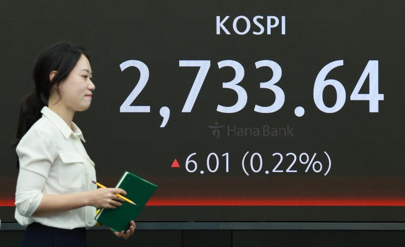  코스피가 전 거래일(2727.63)보다 7.57포인트(0.28%) 오른 2735.20에 개장한 13일 오전 서울 중구 하나은행 딜링룸 전광판에 지수가 표시되고 있다. 뉴시스화상