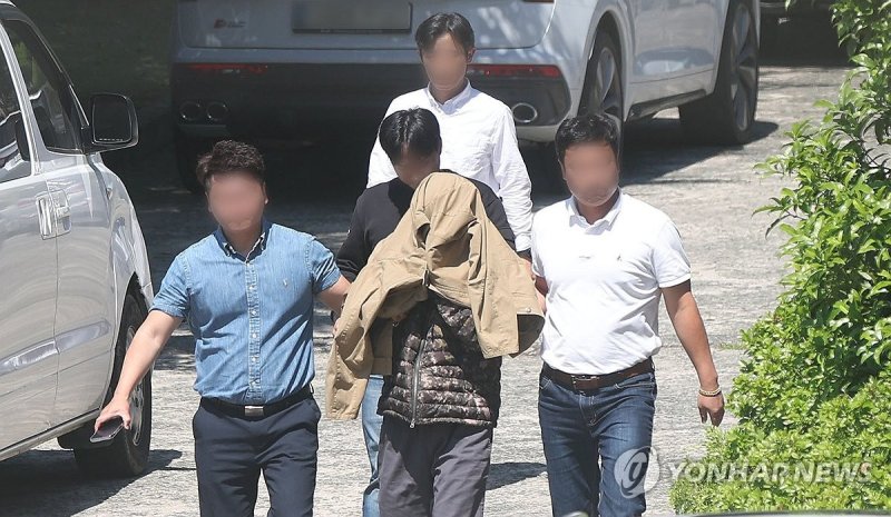 태국 파타야에서 한국인을 살해한 혐의를 받는 피의자가 2차 조사를 위해 13일 오후 경남 창원시 성산구 경남경찰청 형사기동대로 이동하고 있다. &#x2F;사진&#x3D;연합뉴스
