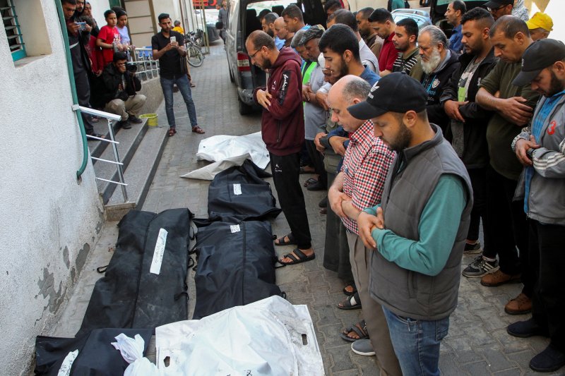 지난 9일(현지시간) 팔레스타인 가자지구 남부 라파에서 현지 주민들이 장례식에 모여 고인들을 추모하고 있다.로이터뉴스1