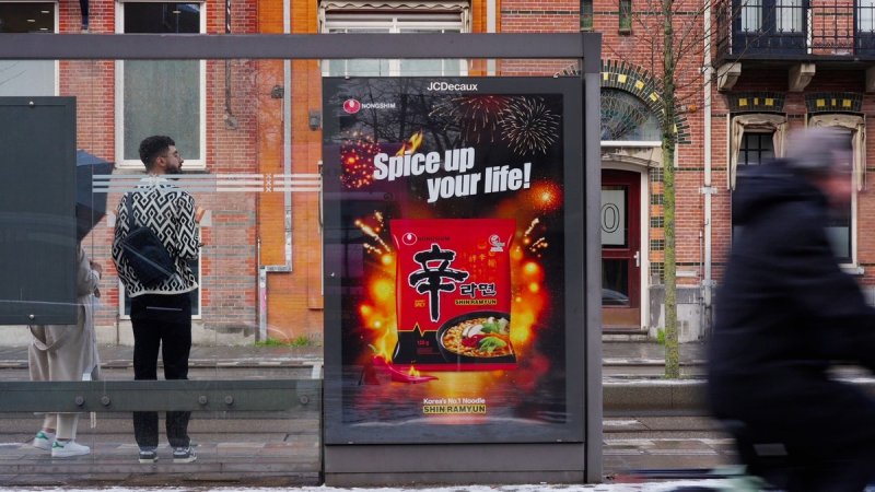 네덜란드 버스 정류장의 신라면 광고 &#x2F;사진&#x3D;<span id='_stock_code_004370' data-stockcode='004370'>농심</span>