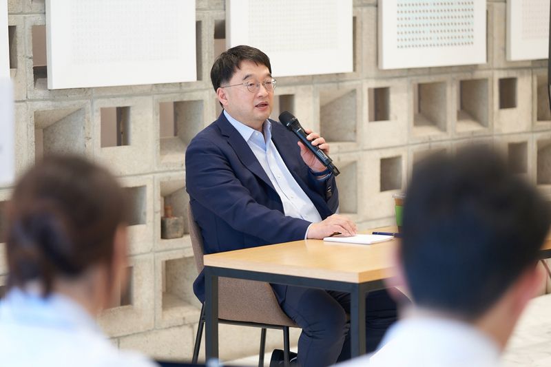 이우현 OCI그룹 회장이 14일 서울 중구 OCI빌딩에서 기자들의 질문에 대답하고 있다. OCI 제공