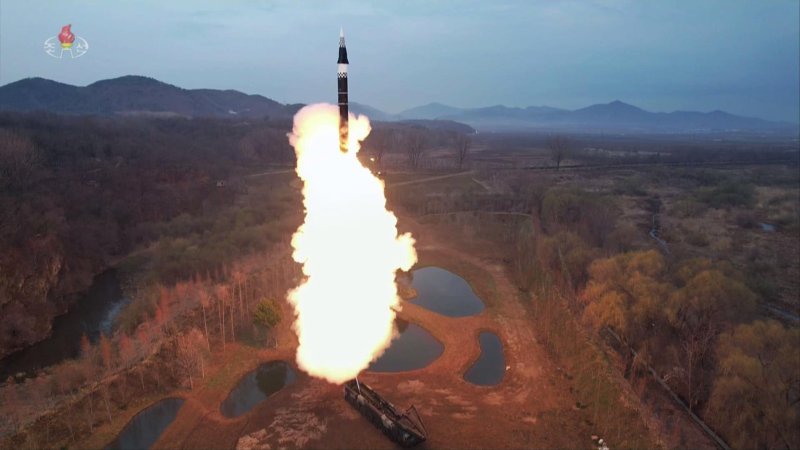북한 조선중앙TV가 지난 4월 3일 새로 개발한 극초음속 활공비행 전투부를 장착한 새형의 중장거리 고체탄도미사일 &#39;화성포-16&#39; 형의 시험발사 장면을 보도하고 있다. 사진&#x3D;조선중앙TV 캡처