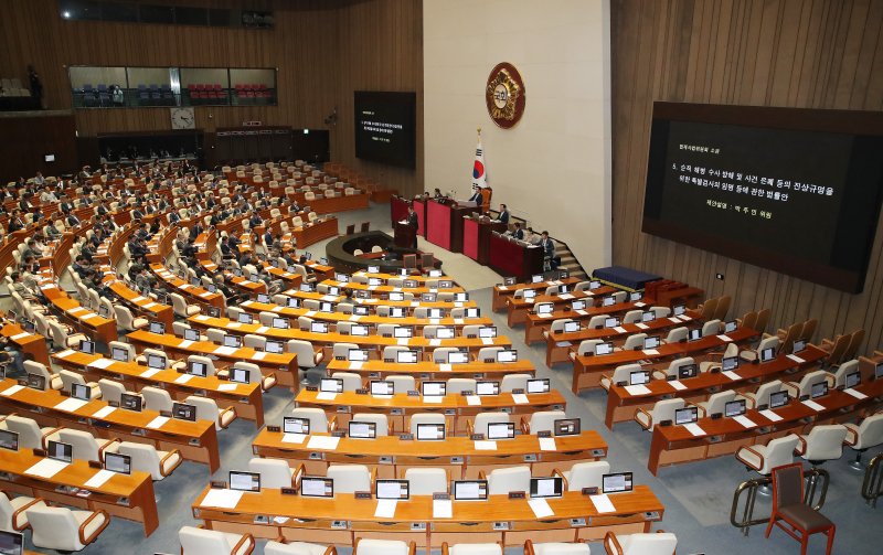 지난 2일 여의도 국회에서 열린 제414회국회(임시회) 제1차 본회의에서 '채상병특검법'(순직 해병수사 방해 및 사건 은폐 등의 진상규명을 위한 특별검사의 임명 등에 관한 법률안)이 상정 되자 국민의힘 의원들이 본회의장을 퇴장해 자리가 비어 있다. 뉴스1