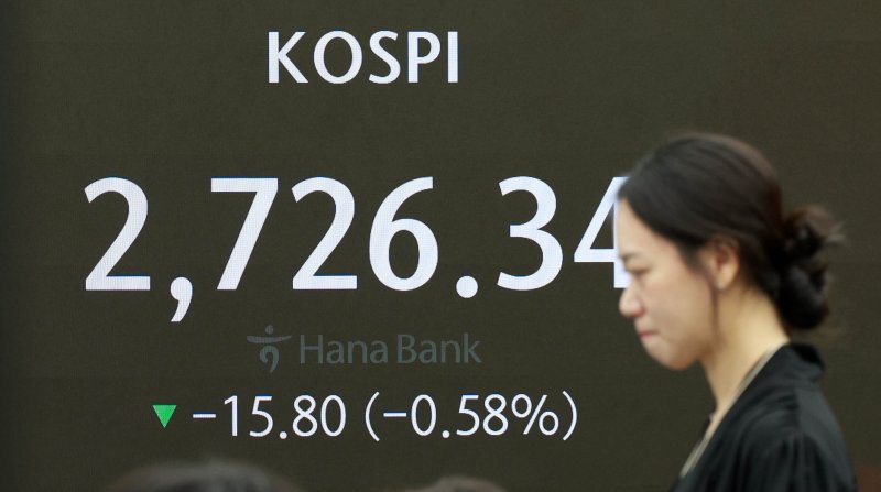 코스피가 전 거래일(2742.14)보다 9.11p(0.33%) 내린 2733.03에 개장한 21일 오전 서울 중구 하나은행 딜링룸 전광판에 지수가 표시되고 있다. 코스닥 지수는 전 거래일(847.08)보다 2.24p(0.26%) 상승한 849.32에 장을 시작했다. &#x2F; 사진&#x3D;뉴시스
