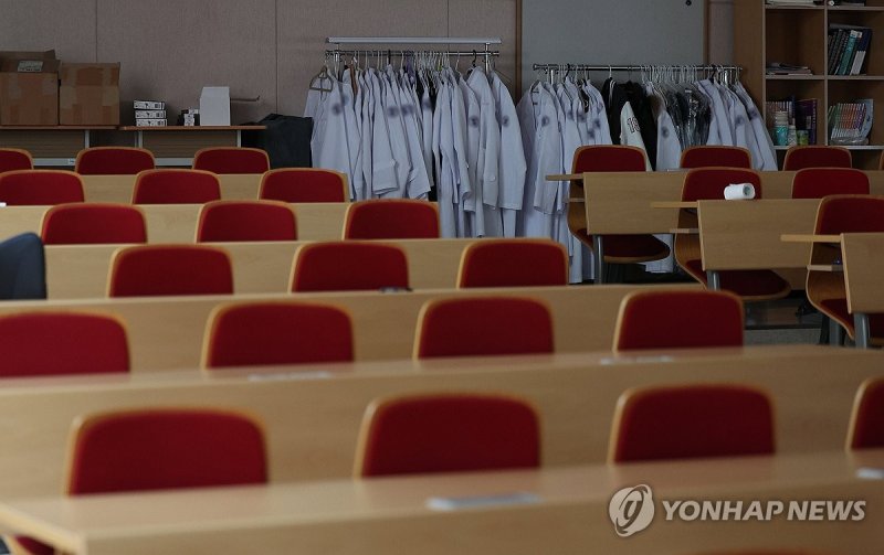 지난달 15일 비대면으로 수업을 재개한 대구 한 의과대학 강의실이 조용한 모습을 보이고 있다. 연합뉴스