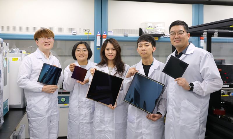 화학연구원 페로브스카이트 연구팀이 대면적으로 만든 페로브스카이트 태양전지를 보여주고 있다. 화학연구원 제공