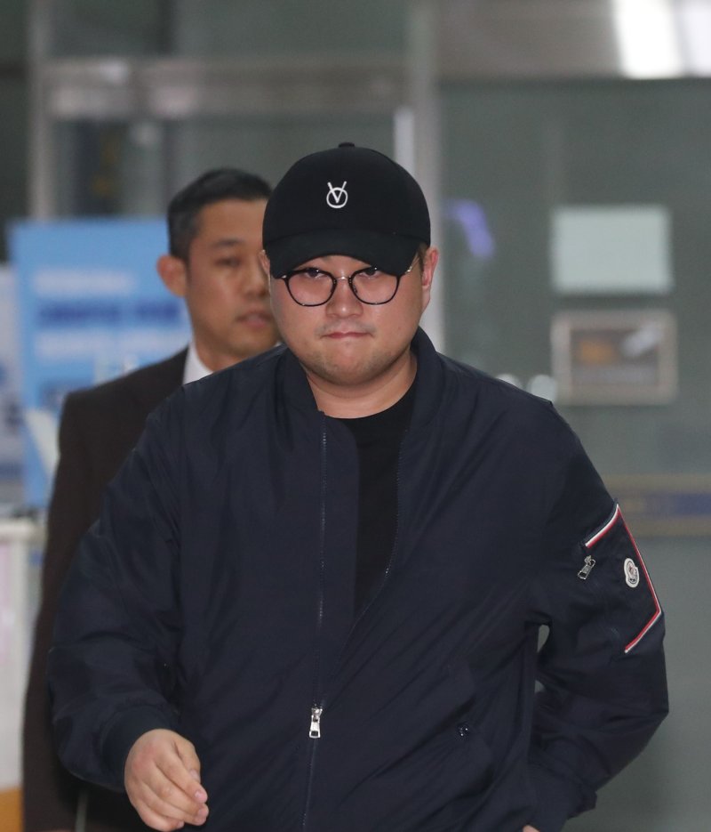 &#39;음주 뺑소니&#39; 혐의 가수 김호중, 조사 종료 (서울&#x3D;연합뉴스) 신현우 기자 &#x3D; &#39;음주 뺑소니&#39; 혐의를 받는 트로트 가수 김호중이 21일 오후 서울 강남경찰서에서 조사를 마친 뒤 차량으로 이동하고 있다. 2024.5.21 [공동취재] nowwego@yna.co.kr (끝)