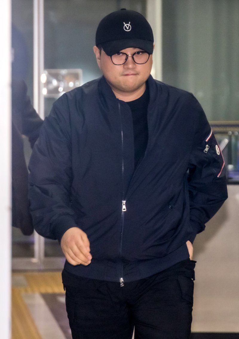 음주 뺑소니 혐의를 받는 트로트 가수 김호중이 21일 오후 서울 강남구 강남경찰서에서 경찰 조사를 받은후 귀가하고 있다. (공동취재) &#x2F;사진&#x3D;뉴시스