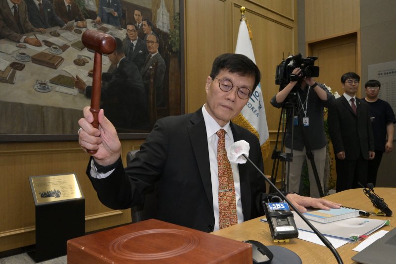 이창용 한국은행 총재가 23일 서울 중구 한국은행에서 열린 금융통화위원회에서 의사봉을 두드리고 있다. 뉴스1.