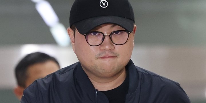 '음주 뺑소니' 혐의를 받는 트로트 가수 김호중이 21일 오후 서울 강남경찰서에서 조사를 마친 뒤 차량으로 이동하고 있다. /사진=연합뉴스