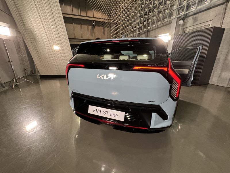 기아가 23일 세계 최초로 공개한 신형 전기차 EV3. 사진&#x3D;최종근 기자
