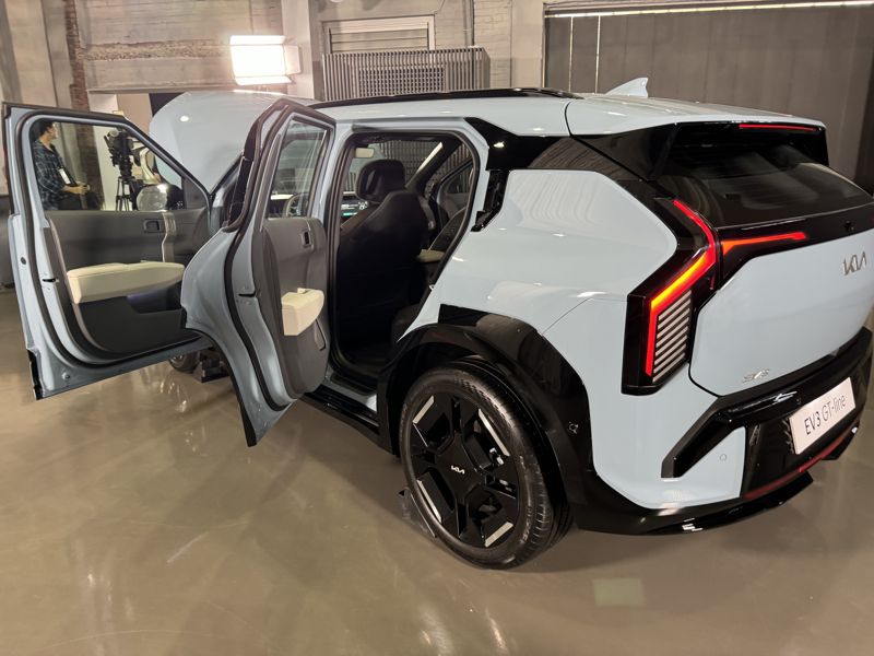 기아가 23일 세계 최초로 공개한 신형 전기차 EV3. 사진&#x3D;최종근 기자