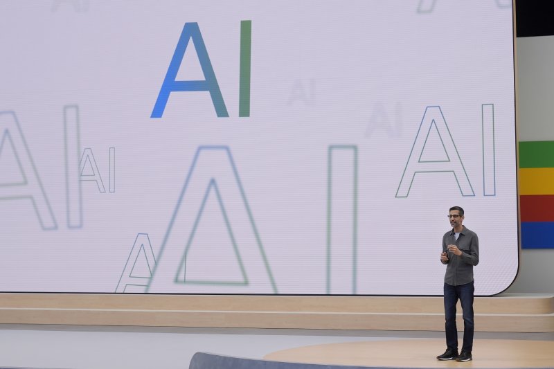 순다 피차이 알파벳 최고경영자(CEO)가 14일(현지시간) 미국 캘리포니아주 마운틴뷰에서 열린 구글 I&#x2F;O 행사에서 연설하고 있다. 구글의 AI 검색 서비스인 AI오버뷰가 최근 잇단 오류로 조롱거리가 되고 있다 .AP 뉴시스