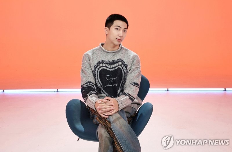 RM, 솔로 2집 &#39;라이트 플레이스, 롱 퍼슨&#39; 발매 (서울&#x3D;연합뉴스) 방탄소년단(BTS) RM이 24일 오후 두 번째 솔로 앨범 &#39;라이트 플레이스, 롱 퍼슨&#39;(Right Place, Wrong Person)을 발매한다고 소속사 빅히트뮤직이 밝혔다. 사진은 사진은 BTS의 RM. 2024.5.24 [빅히트뮤직 제공. 재판매 및 <span id='_stock_code_012030' data-stockcode='012030'>DB</span> 금지] photo@yna.co.kr (끝)