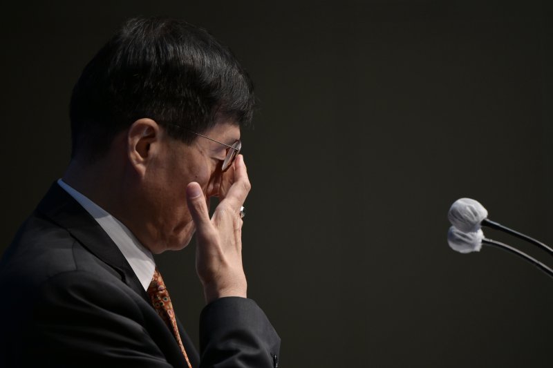 이창용 한국은행 총재가 23일 서울 중구 한국은행 본부에서 열린 통화정책방향 기자간담회에 참석해 안경을 고쳐 쓰고 있다. 사진&#x3D;뉴스1화상