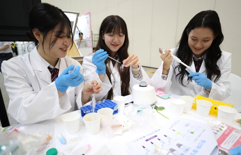 지난해 9월 인천 연수구 송도컨벤시아에서 열린 2023년 인천 특성화고 채용박람회의 바이오공정 인력양성센터 부스에서 학생들이 항산화 활성 실험을 체험하고 있는 모습. <뉴시스>