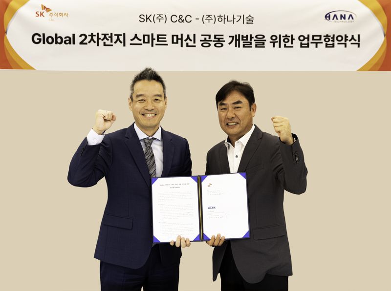 <span id='_stock_code_034730' data-stockcode='034730'>SK</span> C&C 김민혁 디지털 팩토리 사업단장(왼쪽)과 하나기술 전략마케팅 총괄 이인식 전무가 28일 경기도 성남시 정자동 SK u-타워에서 열린 '이차전지 생산 공장 맞춤형 스마트 머신 공동 개발 협약(MOU)'을 체결한 뒤 기념촬영을 하고 있다. SK C&C 제공