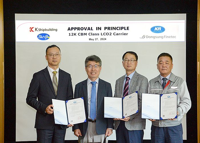 지난 27일 12K CBM급 액화이산화탄소 운반선 개념승인 인증식에서 박지일 <span id='_stock_code_033500' data-stockcode='033500'>동성화인텍</span> 사업본부장(왼쪽부터) 김연태 한국선급 기술본부장, 김병열 선보공업 전무, 고태현 케이조선 기술부문장 등이 기념촬영을 하고 있다. <span id='_stock_code_102260' data-stockcode='102260'>동성케미컬</span> 제공