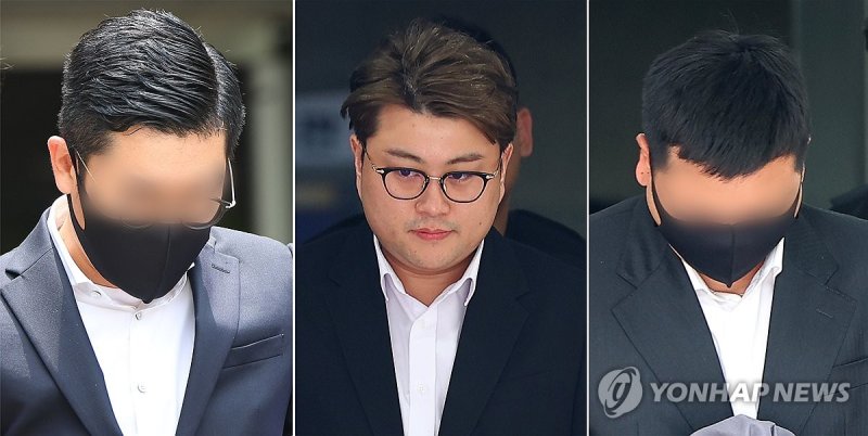 영장 심사 마친 가수 김호중과 소속사 관계자들 (서울=연합뉴스) 김도훈 기자 = 음주 운전 뺑소니 혐의를 받는 가수 김호중과 이와 관련한 소속사 관계자들이 24일 구속 전 피의자 심문(영장실질심사)을 위해 법정에 출석했다. 왼쪽부터 김씨 매니저에게 허위 자수를 지시한 혐의를 받는 소속사 생각엔터테인먼트 이광득, 음주 뺑소니 혐의의 가수 김호중, 김씨 차량의 블랙박스 메모리카드를 제거한 혐의를 받는 본부장 전모씨가 각각 영장심사를 마치고 서울중앙지법을 나서고 있다. 2024.5.24 superdoo82@yna.co.kr (끝)