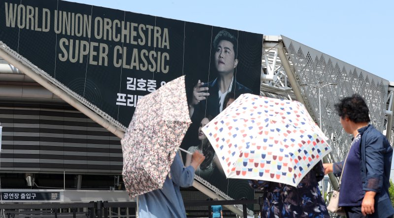 [서울=뉴시스] 김혜진 기자 = 23일 오후 서울 송파구 올림픽공원 KSPO돔(체조경기장)에 '월드 유니온 오케스트라 슈퍼 클래식 : 김호중 &amp; 프리마돈나’ 현수막이 걸려 있다. '음주 뺑소니 혐의'를 받는 트로트 가수 김호중(33)은 경찰이 구속영장을 신청했음에도 오는 23~24일 서울 올림픽공원 케이스포돔에서 열리는 공연을 강행할 예정이다. 앞서 서울 강남경찰서는 지난 22일 김씨와 소속사 생각엔터테인먼트 이광득 대표, 소속사 본부장 전모씨에 대해 사전 구속영장을 신청했고, 검찰은 이를 청구했다. 김씨는 구속 심사 일정을 연기해