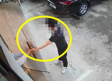 사무실 앞에서 대치하는 A씨와 B씨.[사진 &#x3D; 독자, 연합뉴스]