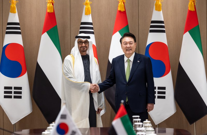 윤석열 대통령과 모하메드 빈 자이드 알 나흐얀 아랍에미리트(UAE)대통령이 29일 서울 용산 대통령실 청사에서 열린 한·UAE 정상회담에서 악수하며 기념촬영을 하고 있다. (대통령실 제공) /사진=뉴스1화상