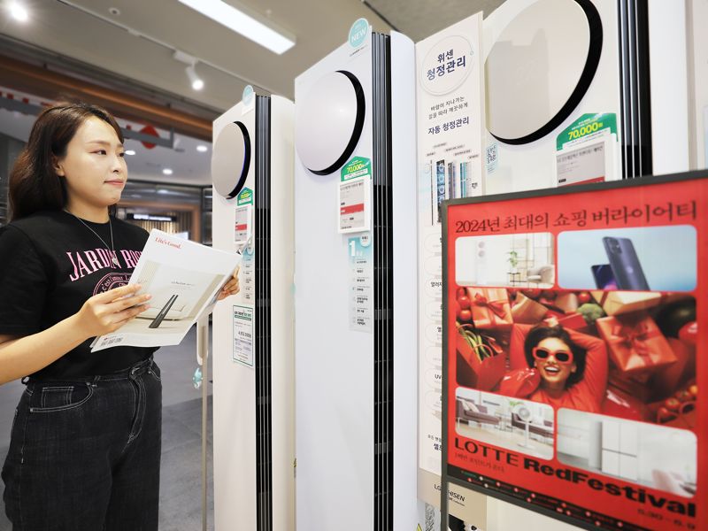 <span id='_stock_code_071840' data-stockcode='071840'>롯데하이마트</span>가 다음 달 9일까지 진행되는 롯데 유통군 통합 쇼핑 축제 '롯데레드페스티벌'을 맞아 가전을 최대 25% 할인 판매한다. 롯데하이마트 제공