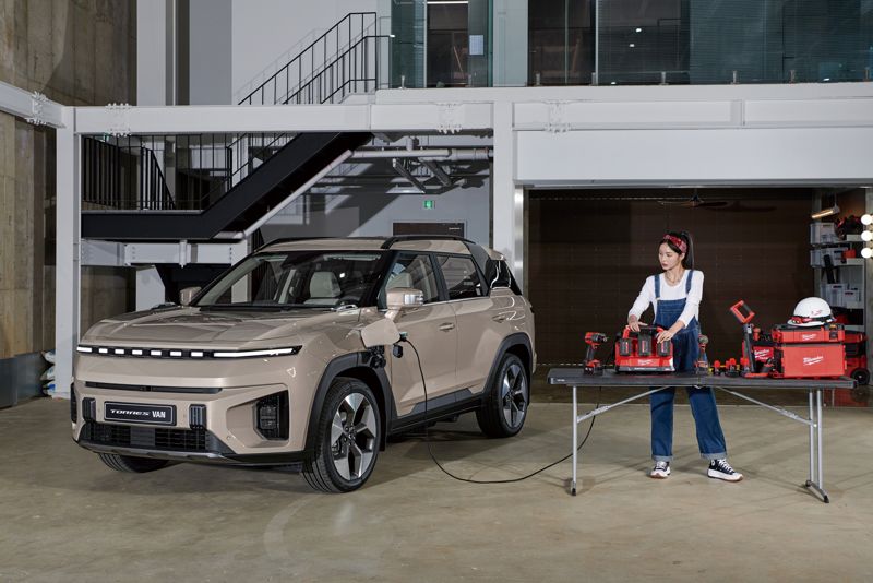 <span id='_stock_code_003620' data-stockcode='003620'>KG모빌리티</span>가 국내 최초로 선보인 전기(EV) 스포츠유틸리티차량(SUV) ‘토레스 EVX 밴' 모습. KG모빌리티 제공