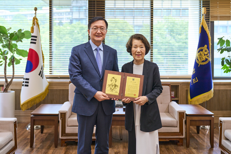 조영수 한세예스24문화재단 명예이사장(오른쪽)이 서울대학교 인문대학에 발전기금 1억원을 기부한 공로로 감사패를 받은 뒤 기념촬영을 하고 있다.