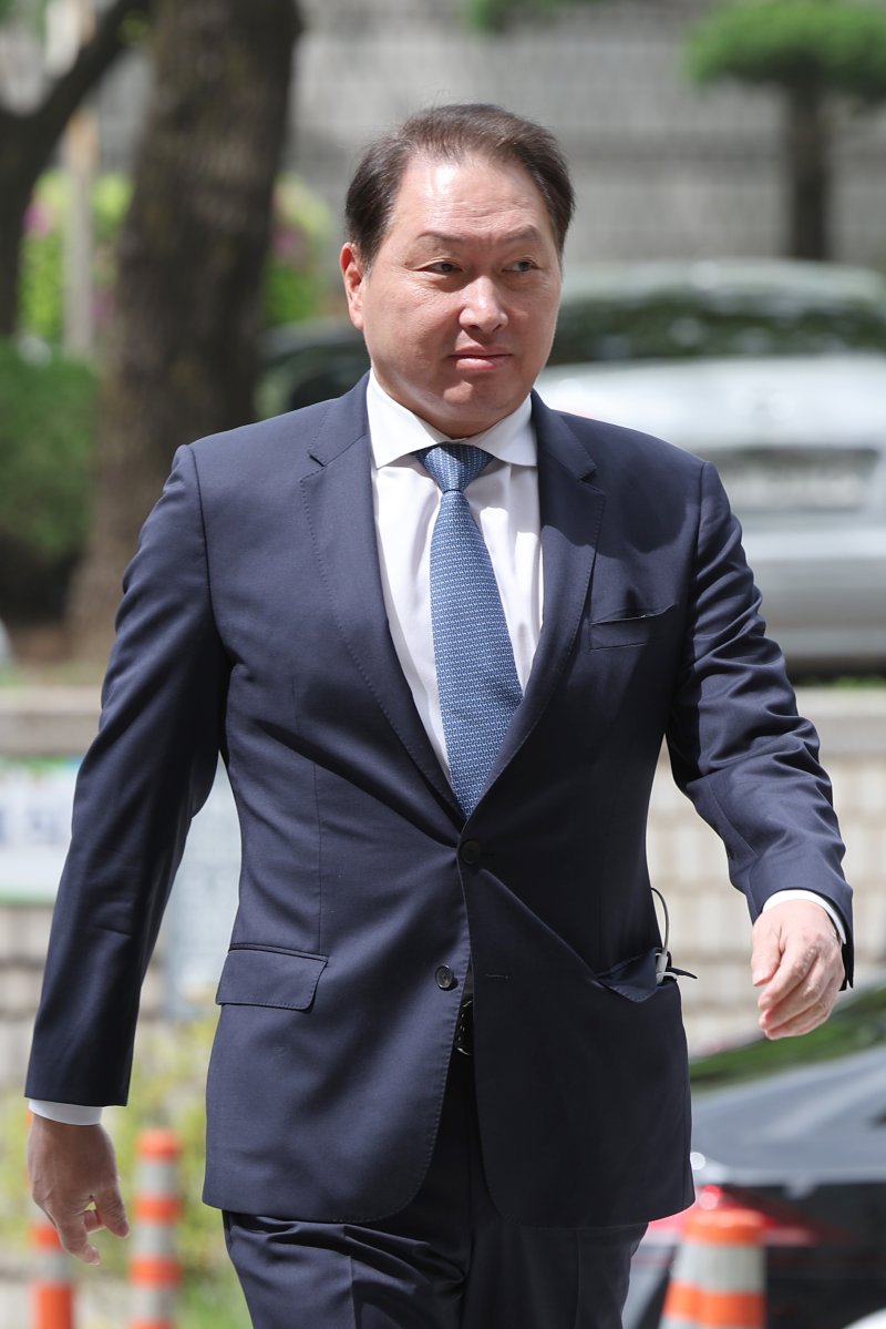 최태원 <span id='_stock_code_034730' data-stockcode='034730'>SK</span>그룹 회장이 지난 4월 16일 서울 서초구 서울고등법원에서 열린 최태원-노소영 이혼 소송 항소심 2차 변론에 출석하고 있다. 사진=뉴시스
