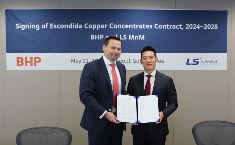 래그나르 우드 BHP 최고통상책임자(CCO), 구동휘 LS MnM 최고운영책임자(COO, 오른쪽)가 5월 31일 LS용산타워에서 동정광 구매 계약을 체결한 후 기념 촬영하고 있다. LS MnM 제공