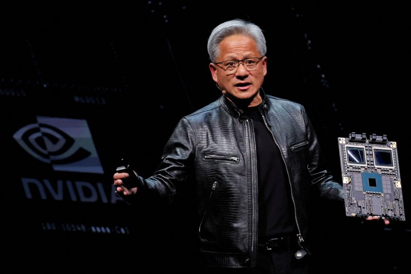 젠슨 황 엔비디아 최고경영자(CEO)가 2일(현지시간) 타이베이 국립대만대 종합체육관에서 진행된 기조연설에서 올 하반기 출시할 AI가속기 '블랙웰' 제품을 선보이고 있다. 연합뉴스