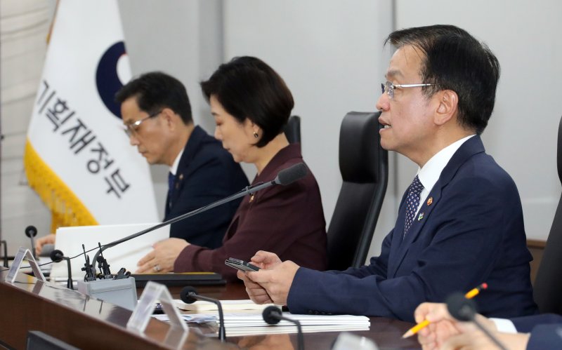 최상목 부총리 겸 기획재정부 장관(오른쪽)이 3일 오전 정부세종청사에서 열린 경제관계장관회의에서 발언하고 있다. 연합뉴스