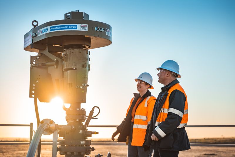 <span id='_stock_code_047050' data-stockcode='047050'>포스코인터내셔널</span>의 자회사인 세넥스에너지 임직원이 설비를 점검 중인 모습. 포스코인터내셔널 제공