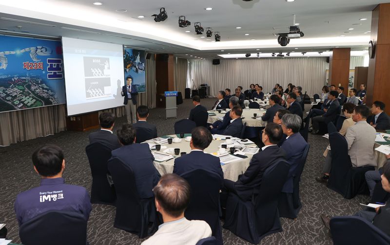 DGB<span id='_stock_code_005270' data-stockcode='005270'>대구은행</span>이 4일 포항 포스코국제관에서 '제23회 포항CEO 포럼'을 개최했다. 손웅희 한국로봇산업진흥원장이 AI(인공지능)를 주제로 강연하는 모습. 사진=대구은행 제공