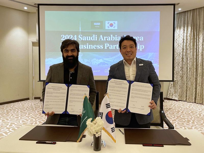 사우디아라비아 리야드에서 진행된 업무협약식에서 <span id='_stock_code_300080' data-stockcode='300080'>플리토</span> 이정수 대표와 메타코드 모신 타리크 CEO가 기념 촬영을 하고 있다.