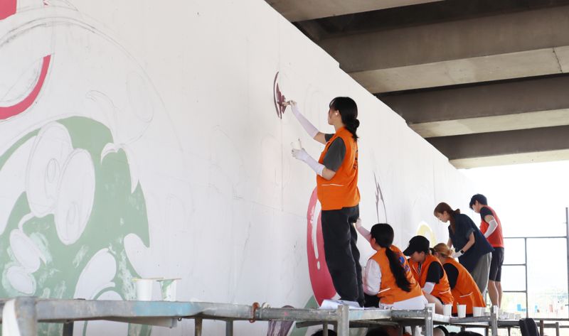 경기 광주시 양벌리 지하차도에서 동서울대학교 산업디자인학과 재학생이 벽화를 그리고 있다. <span id='_stock_code_090350' data-stockcode='090350'>노루페인트</span> 제공