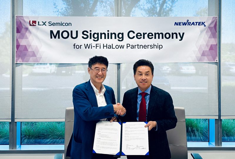 이윤태 <span id='_stock_code_108320' data-stockcode='108320'>LX세미콘</span> 대표이사 사장(왼쪽)과 이석규 뉴라텍 대표이사가 MOU를 체결한 뒤 악수하고 있다. LX세미콘 제공