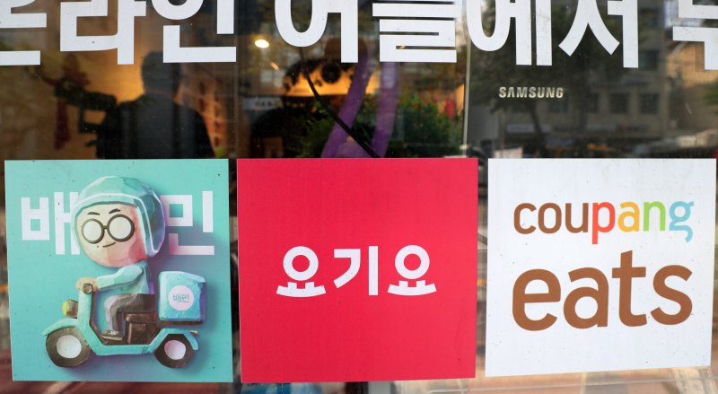 서울 강서구의 한 음식점 앞에 배달앱 3사 스티커가 붙어있다. 뉴시스